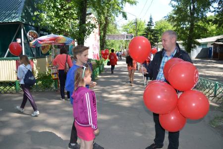 КПРФ – детям! Алтайские коммунисты провели праздничную акцию 