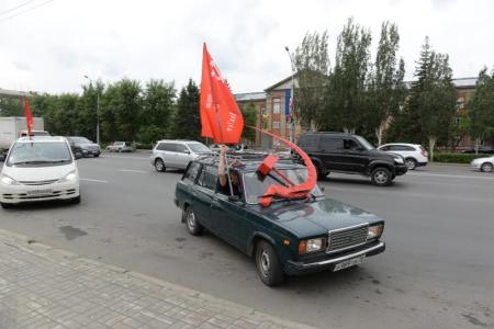 Новосибирск. Автопробег КПРФ финишировал на Монументе Славы