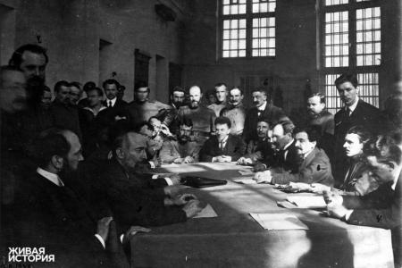 Проект KPRF.RU "Хроника революции". 14 июня 1917 года: Исполком Петроградского Совета принял тезисы к Стокгольмской конференции и утвердил порядок работы Всероссийского съезда Советов