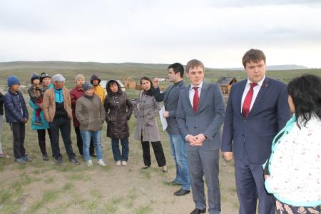 В день защиты детей тувинские коммунисты подарили подарки детям, проживающим в общежитии