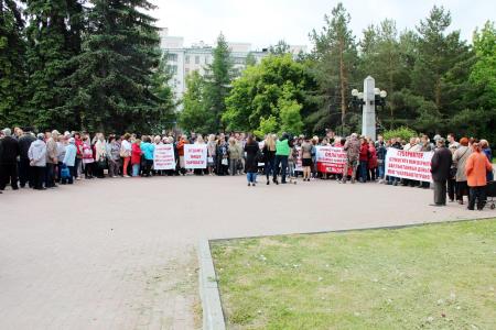 «Путин, как жить?». Челябинские водители и кондукторы вышли на массовый пикет