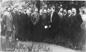 Проект KPRF.RU "Хроника революции". 2 июня 1917 года: Главный земельный комитет принял декларацию по земельному вопросу, В.И. Ленин готовит к печати "Материалы по пересмотру партийной программы"