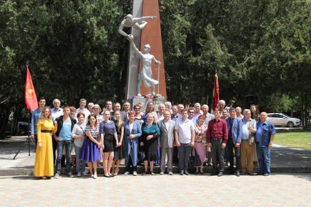 Коммунисты отметили 96-ю годовщину крымского комсомола