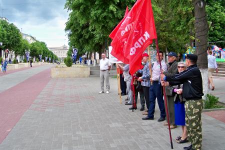 «Оградим детей от ЕГЭ!». В Международный день защиты детей в городе Орле коммунисты провели пикет