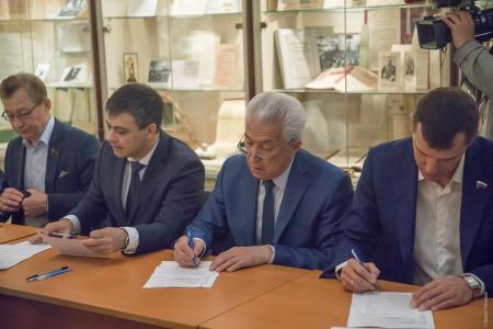 Депутат Госдумы от фракции КПРФ Владимир Поздняков стал донором крови
