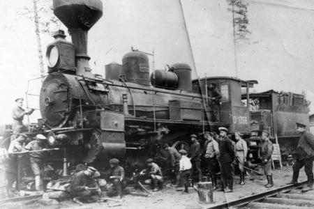 Проект KPRF.RU "Хроника революции". 21 июня 1917 года: Всероссийский съезд Советов принял резолюцию эсеров и меньшевиков, одобрявшую создание коалиционного Временного правительства