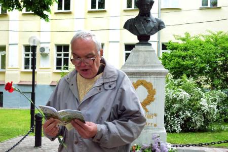 Тула. В День русского языка коммунисты возложили цветы к памятнику А.С. Пушкину