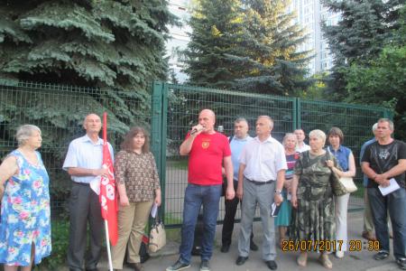 Москва. Член ЦК КПРФ Евгений Балашов принял участие в акции жителей Зябликово за строительство новой детской поликлиники