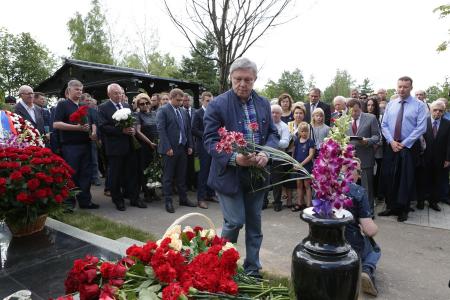 Г.А. Зюганов принял участие в открытии памятника Г.Н. Селезневу на Троекуровском кладбище Москвы