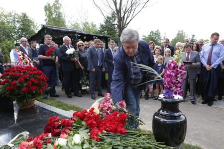 Г.А. Зюганов принял участие в открытии памятника Г.Н. Селезневу на Троекуровском кладбище Москвы