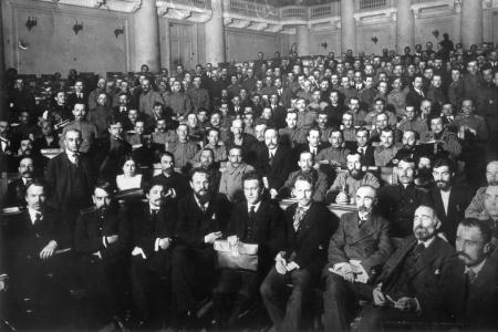 Проект KPRF.RU "Хроника революции". 3 июля 1917 года: Всероссийский съезд Советов приветствовал начавшееся наступление, В.И. Ленин выступил на Всероссийской конференции военных организаций РСДРП(б) 