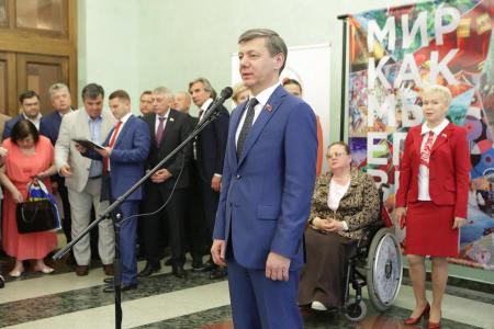 Д.Г. Новиков принял участие в открытии выставки «Мир как мы его видим»