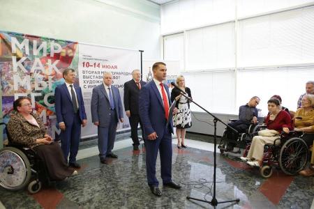 Д.Г. Новиков принял участие в открытии выставки «Мир как мы его видим»