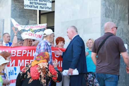 «Путин, верни льготы и забери Меркушкина!». Коммунисты провели пикет перед входом в Самарскую губернскую Думу