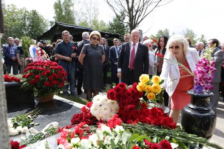 Г.А. Зюганов принял участие в открытии памятника Г.Н. Селезневу на Троекуровском кладбище Москвы