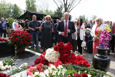 Г.А. Зюганов принял участие в открытии памятника Г.Н. Селезневу на Троекуровском кладбище Москвы