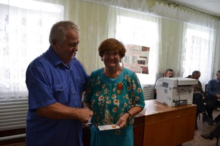 Волгоградская область. В селе Гмеленка Старополтавского района благодаря коммунистам города Волжского появилось отделение общероссийской общественной организации «Дети войны»