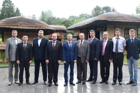 Первый секретарь ЦК ЛКСМ РФ Владимир Исаков возложил цветы к памятникам Ким Ир Сена и Ким Чен Ира
