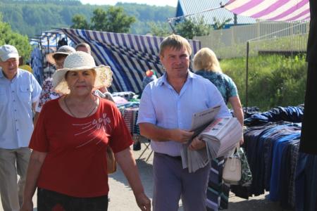 Пензенская область. Депутаты-коммунисты во главе с Георгием Камневым встретились с избирателями на рынке в селе Лопатино. Накануне полиция там задержала активистов КПРФ