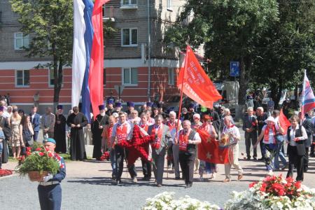 Псков. В день освобождения города от немецко-фашистских захватчиков коммунисты приняли участие в городском митинге