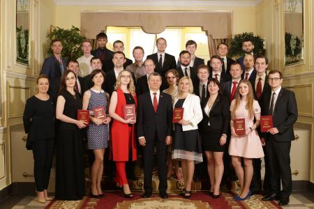 Дмитрий Новиков вручил дипломы выпускникам Центра политической учебы