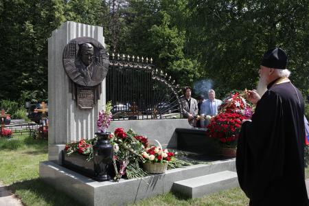 Г.А. Зюганов принял участие в открытии памятника Г.Н. Селезневу на Троекуровском кладбище Москвы
