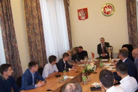 Казань. Руководитель фракции КПРФ в Госсовете РТ Хафиз Миргалимов вручил награды команде футболистов «КПРФ-Казань»