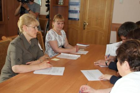 Новгородская область. Кандидат в губернаторы от КПРФ О.А.Ефимова сдала подписи от муниципальных депутатов в свою поддержку 