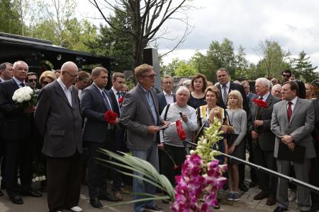Г.А. Зюганов принял участие в открытии памятника Г.Н. Селезневу на Троекуровском кладбище Москвы