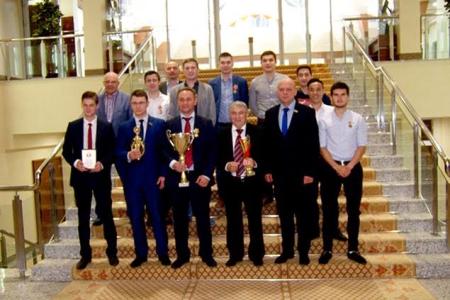 Казань. Руководитель фракции КПРФ в Госсовете РТ Хафиз Миргалимов вручил награды команде футболистов «КПРФ-Казань»