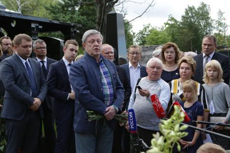Г.А. Зюганов принял участие в открытии памятника Г.Н. Селезневу на Троекуровском кладбище Москвы