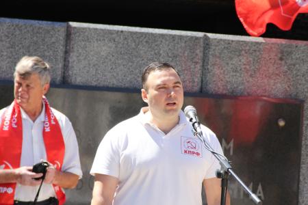 В Симферополе прошла протестная акция «АнтиНАТО — АнтиКАП» под девизом: «За Россию без криминальной олигархии и чиновничьего беспредела!»