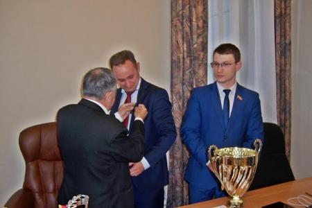 Казань. Руководитель фракции КПРФ в Госсовете РТ Хафиз Миргалимов вручил награды команде футболистов «КПРФ-Казань»