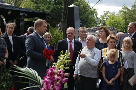 Г.А. Зюганов принял участие в открытии памятника Г.Н. Селезневу на Троекуровском кладбище Москвы