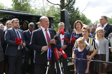 Г.А. Зюганов принял участие в открытии памятника Г.Н. Селезневу на Троекуровском кладбище Москвы
