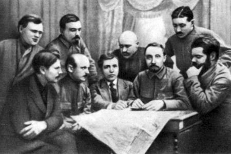 Проект KPRF.RU "Хроника революции". 5 июля 1917 года: Состоялось первое заседание избранного на Съезде Советов ВЦИК, в Кронштадте состоялся многолюдный митинг по поводу массовых арестов на даче Дурново