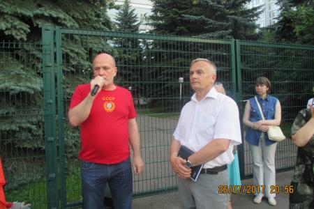 Москва. Член ЦК КПРФ Евгений Балашов принял участие в акции жителей Зябликово за строительство новой детской поликлиники