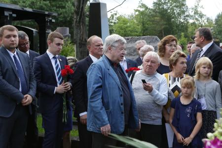 Г.А. Зюганов принял участие в открытии памятника Г.Н. Селезневу на Троекуровском кладбище Москвы