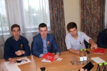 Казань. Руководитель фракции КПРФ в Госсовете РТ Хафиз Миргалимов вручил награды команде футболистов «КПРФ-Казань»