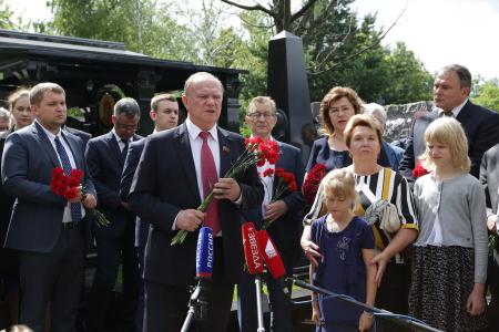 Г.А. Зюганов принял участие в открытии памятника Г.Н. Селезневу на Троекуровском кладбище Москвы