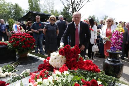 Г.А. Зюганов принял участие в открытии памятника Г.Н. Селезневу на Троекуровском кладбище Москвы