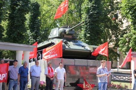 В Симферополе прошла протестная акция «АнтиНАТО — АнтиКАП» под девизом: «За Россию без криминальной олигархии и чиновничьего беспредела!»