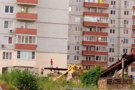 Краснодар. Депутат-коммунист Д.В. Коломиец поддержал требование граждан с улицы Черкасской о сносе разрушающегося «недостроя»