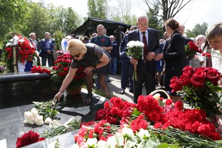 Г.А. Зюганов принял участие в открытии памятника Г.Н. Селезневу на Троекуровском кладбище Москвы