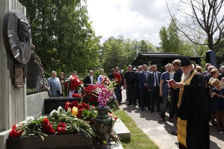 Г.А. Зюганов принял участие в открытии памятника Г.Н. Селезневу на Троекуровском кладбище Москвы