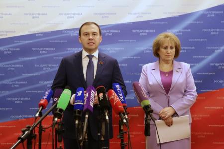 «Долевое строительство, лесная амнистия и бюджет на 2018 год». Ю.В. Афонин и В.А. Ганзя выступили перед журналистами