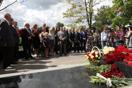Г.А. Зюганов принял участие в открытии памятника Г.Н. Селезневу на Троекуровском кладбище Москвы
