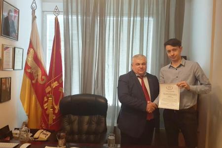 К.К. Тайсаев вручил студентам Российской Академии народного хозяйства, проходящим учебную практику в Государственной Думе, благодарственные письма