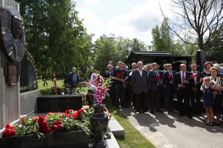 Г.А. Зюганов принял участие в открытии памятника Г.Н. Селезневу на Троекуровском кладбище Москвы