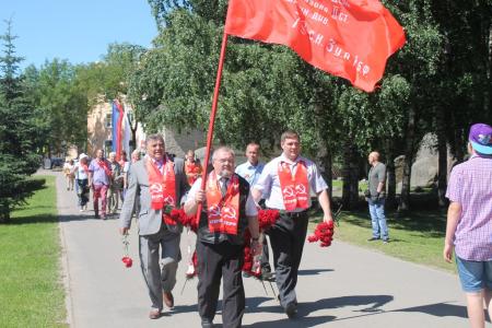 Псков. В день освобождения города от немецко-фашистских захватчиков коммунисты приняли участие в городском митинге